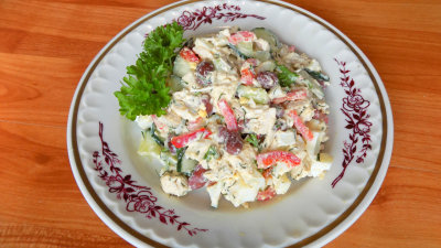 Салат из куриной грудки с красной фасолью и овощами