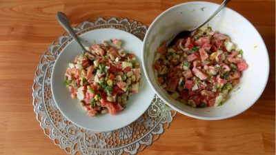 Салат из крабовых палочек с консервированной фасолью и яйцами