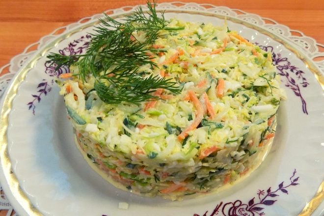 Овощной салат из капусты с яйцом, морковью и огурцом