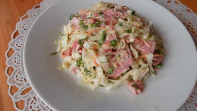 Салат из свежей капусты с помидорами и полукопченой колбасой