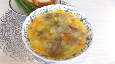 Суп из тушенки со свежей капустой и зеленым горошком