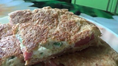 Лаваш с яйцом, сосисками и сыром на сковороде