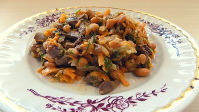 Салат из куриной печени с консервированной белой фасолью