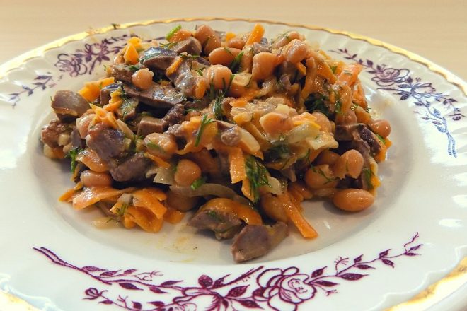 Салат с куриной печенью, фасолью и сухариками: рецепт - Лайфхакер