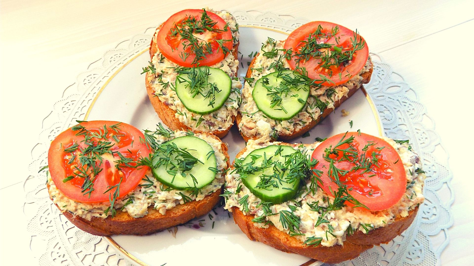 Бутерброды с рыбными консервами и яйцом на праздничный стол, рецепт с фото и видео — Вкусо.ру
