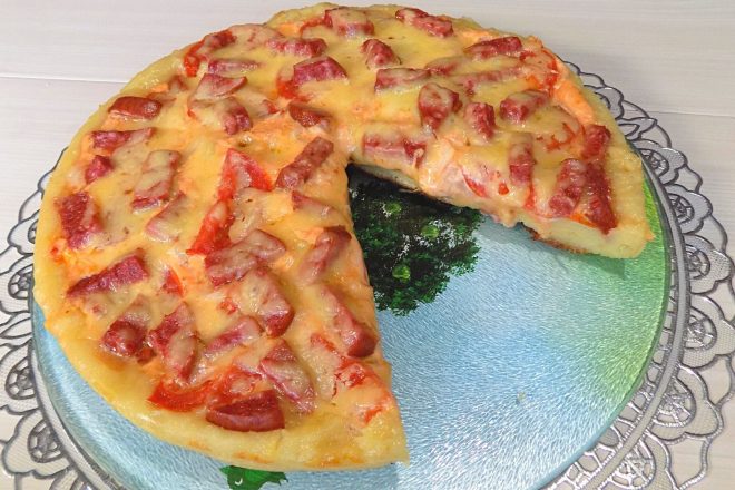 Пицца на кефире с колбасой и сыром на сковороде