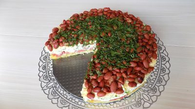 Слоеный салат с сыром, полукопченой колбасой и красной фасолью
