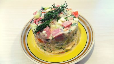 Салат из вареного риса с колбасой и яйцами