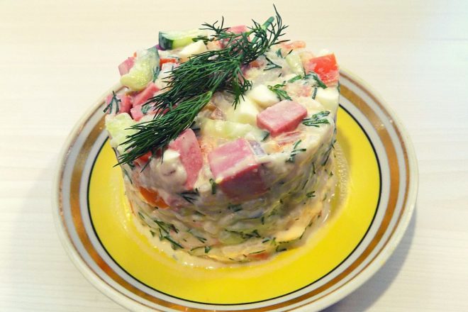 Салат из вареного риса с колбасой и яйцами