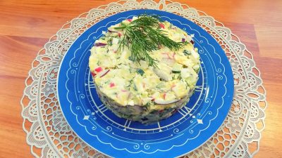 Салат с крабовыми палочками, плавленым сыром и огурцом
