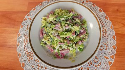 Салат из савойской капусты с полукопченой колбасой и горошком