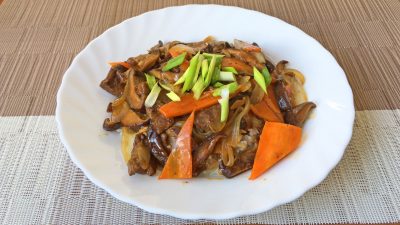 Говядина с грибами шиитаке и овощами