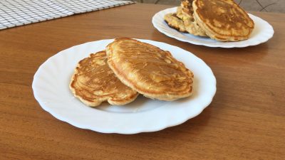 Панкейки с яблоком и корицей на молоке