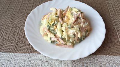 Салат с ветчиной, огурцами и яйцом