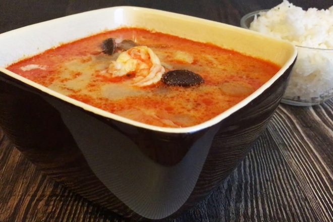 Острый тайский суп Том Ям с креветками