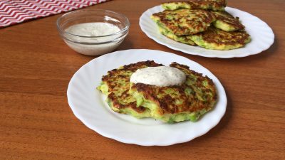 Оладьи из кабачков с зеленым луком и чесночным соусом