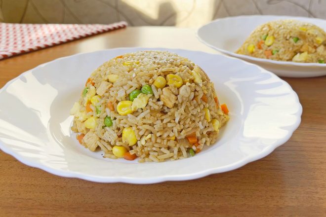 Рис с курицей, яйцом и овощами по-тайски