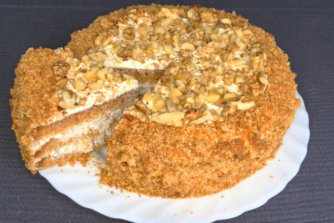 Медовый бисквитный торт со сметанным кремом и грецкими орехами
