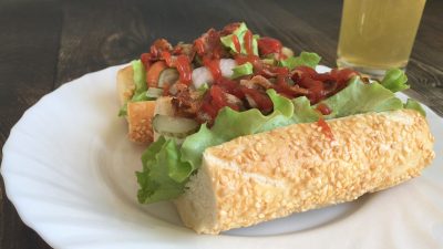 Хот-дог с беконом в багете