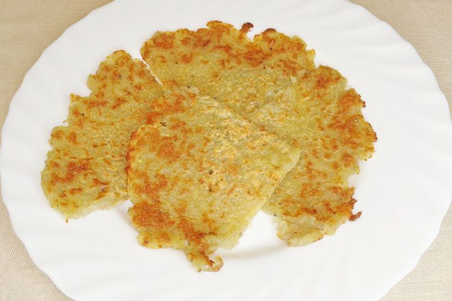 Картофельный блин на сковороде без яиц и муки