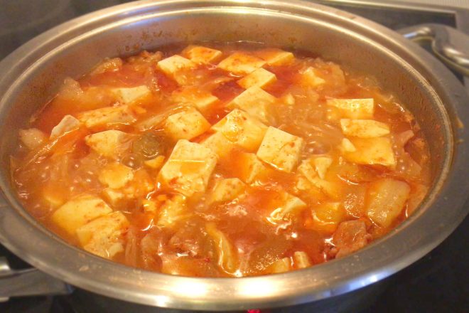 Острый корейский суп Кимчи Тиге со свининой и кимчи