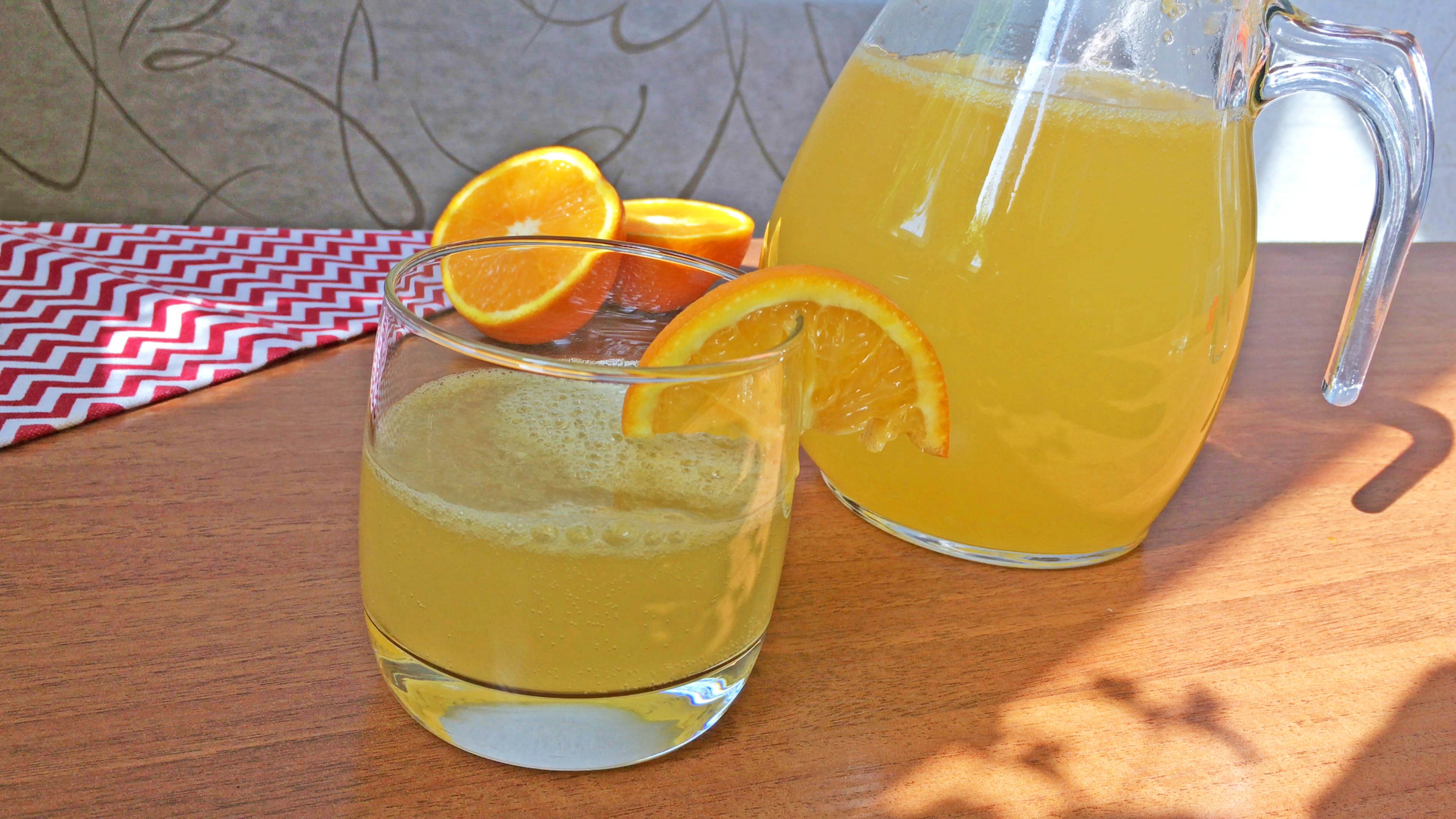 Домашний лимонад рецепт из лимонов и мяты. Апельсиновый лимонад. Домашний лимонад апельсиновый. Домашний лимонад из апельсина. Лимонад из апельсинов в домашних.
