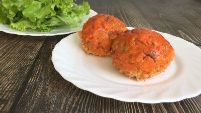Мясные шарики с рисом в томатно-сметанном соусе