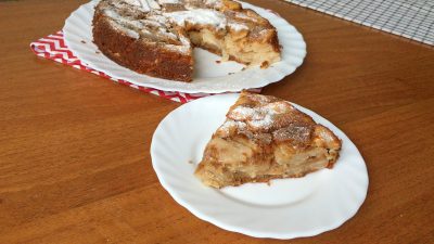 Яблочный пирог на молоке с корицей