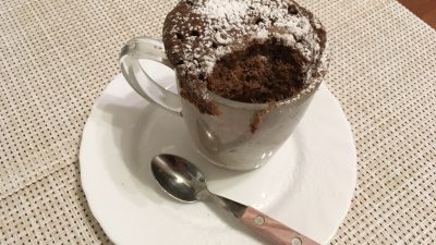 Шоколадный кекс в кружке в микроволновке