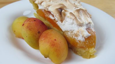 Песочный пирог с абрикосами и меренгой