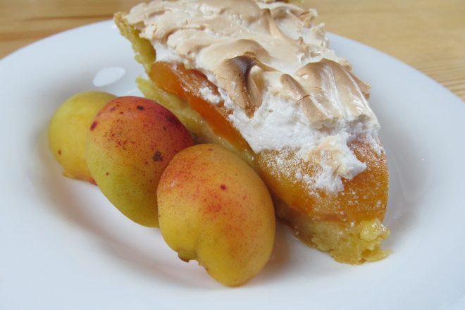 Песочный пирог с абрикосами и меренгой