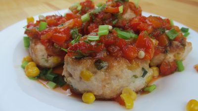 Котлеты из индейки с консервированной кукурузой в соусе