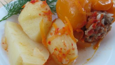 Фаршированный перец с фаршем и рисом в томатном соусе с картошкой