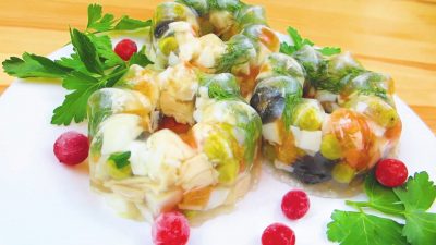Заливное из курицы с маслинами и зеленым горошком
