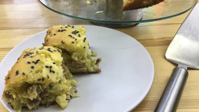 Заливной пирог на кефире с капустой, сыром и мясом