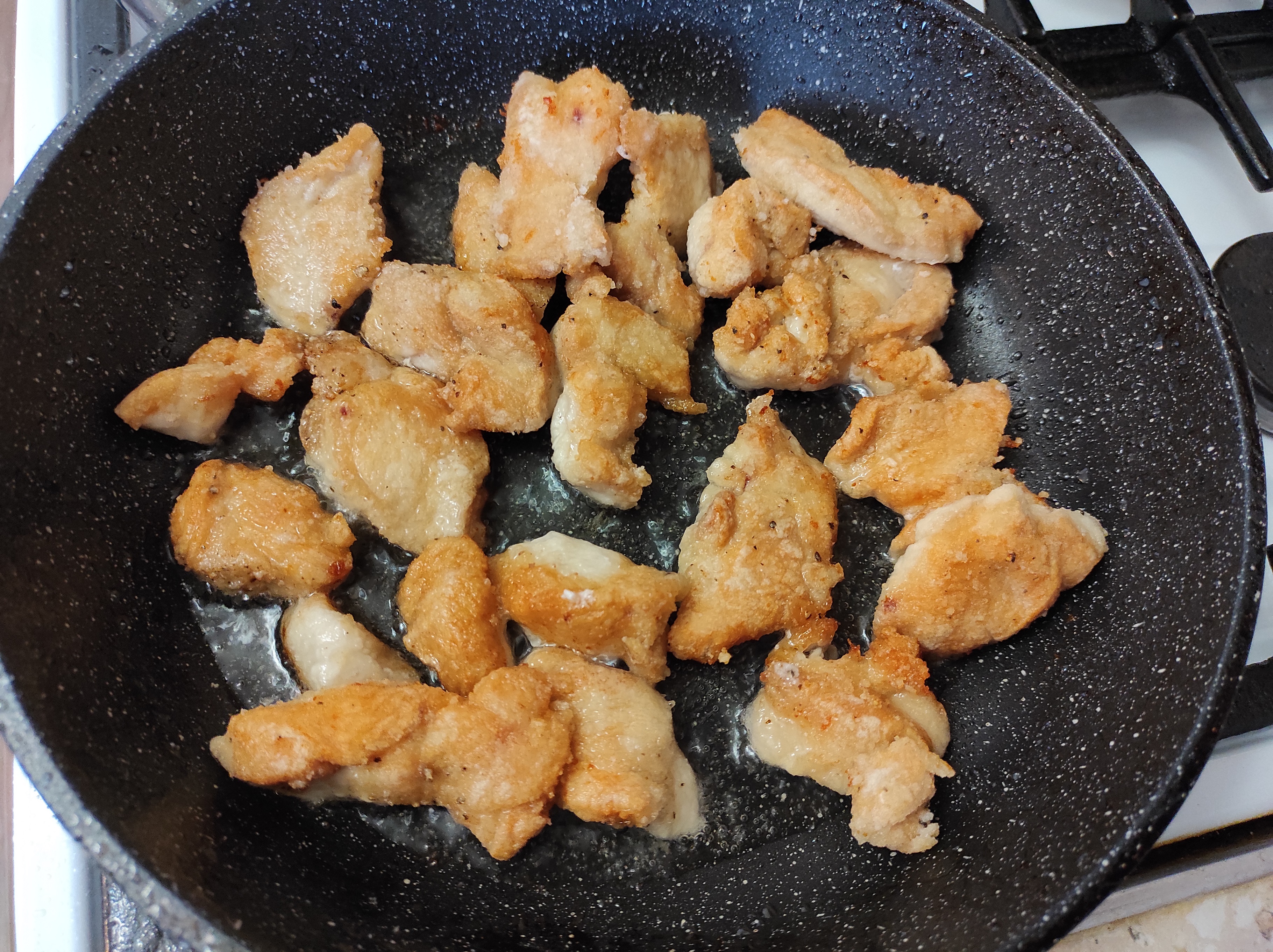 Вкусная курица кусочками на сковороде. Красивые кусочки курицы. Красивые рваные кусочки курицы. Филе куриное своя. Хрустящие грибы прямиком из Кореи, обжаренные в кисло-сладком соусе.