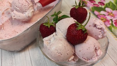 Клубничное мороженое на сгущенном молоке и сливках