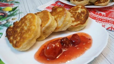 Пышные оладьи на дрожжах и молоке