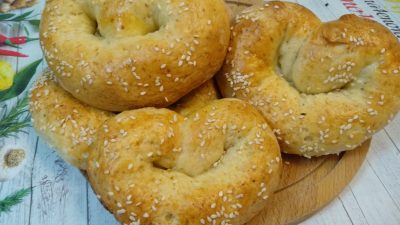 Творожные крендели с кунжутом