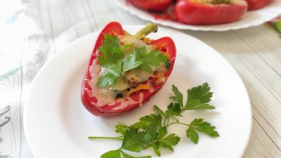 Перец фаршированный баклажанами с сыром в духовке