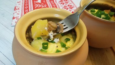 Картошка с грибами в горшочках