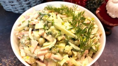 Салат с ветчиной, яйцом и зеленым горошком