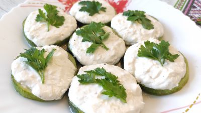 Закуска из кабачков с сыром фета и чесноком в духовке