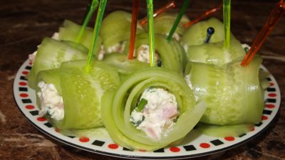 Рулетики из огурцов с ветчиной, оливками и сыром