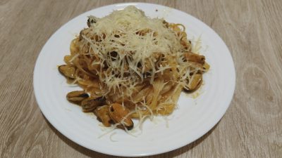 Мидии в томатном соусе с рисовой лапшой, сыром и чесноком