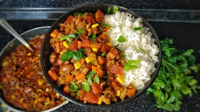 Мясо Чили кон карне с фасолью и помидорами