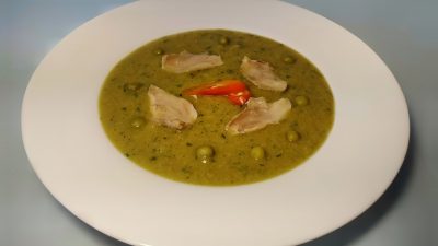 Гороховый суп пюре с курицей и зеленым горошком