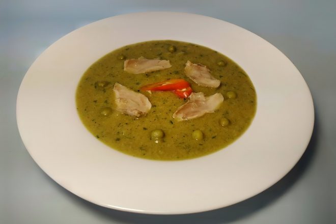 Гороховый суп пюре с курицей и зеленым горошком