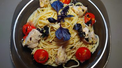 Спагетти с курицей, помидорами черри и базиликом