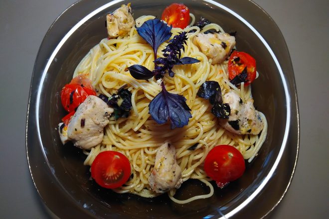 Спагетти с курицей, помидорами черри и базиликом